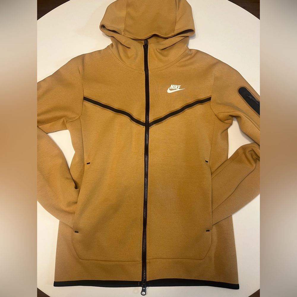 Nike Men's Nike Tech Tan/ Gold